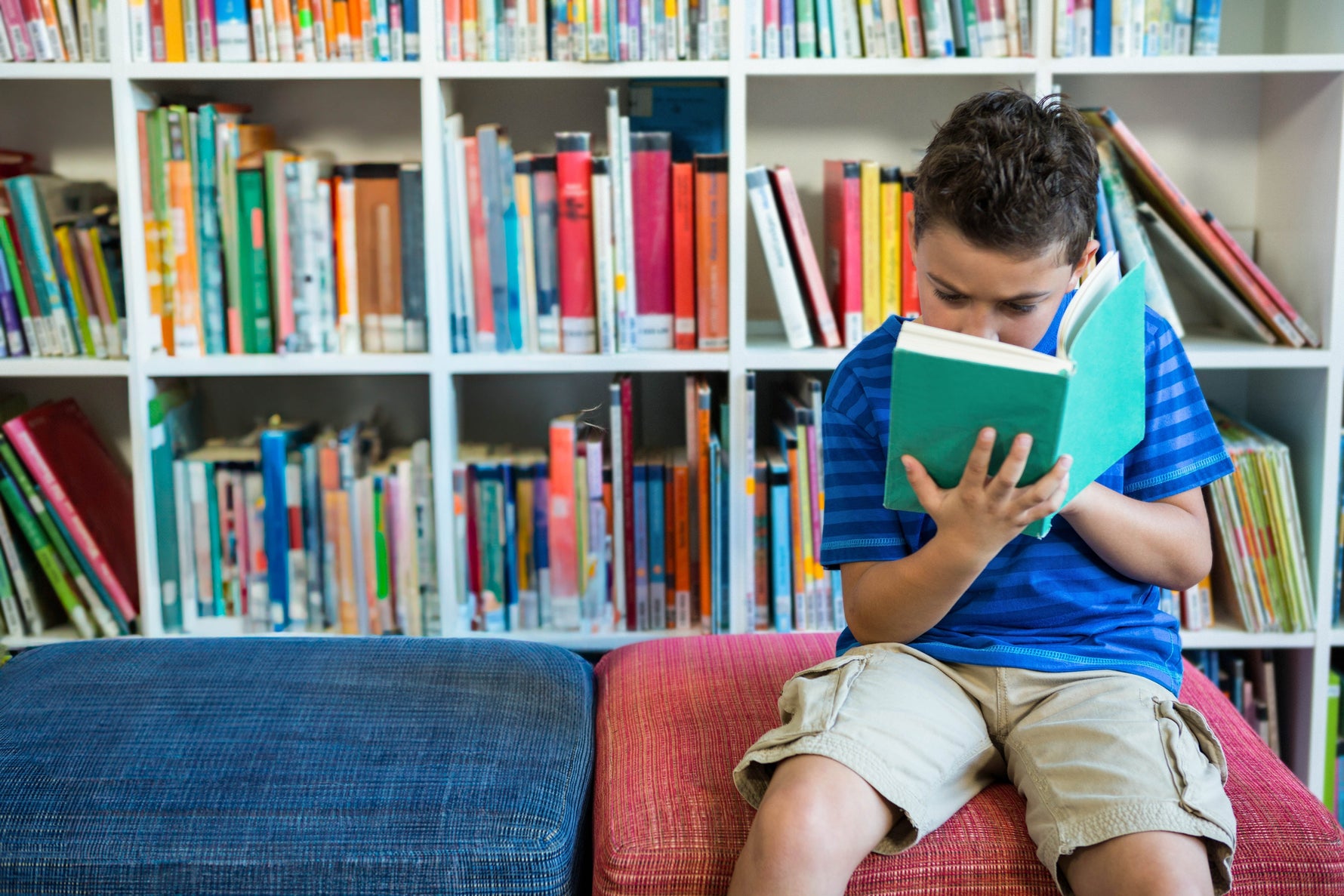 Kitap okuyan çocuk © shutterstock